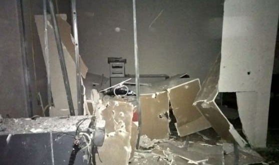 MG - Bandidos explodem caixas de dois bancos em Caraí