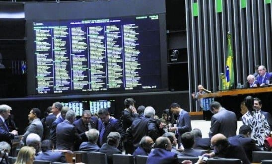 Dólar à vista cai e Bolsa sobe no mercado futuro após impeachment