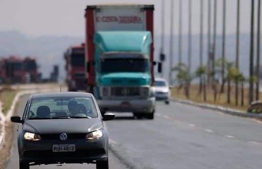 Dirigir sem farol baixo durante o dia em rodovias dará multa de R$ 85