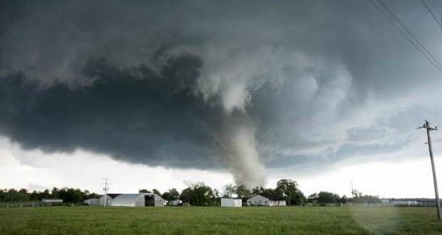 O primeiro tornado afetou as proximidades de Elgin, no condado Comanche e o segundo tornado cruzou Ninnekah