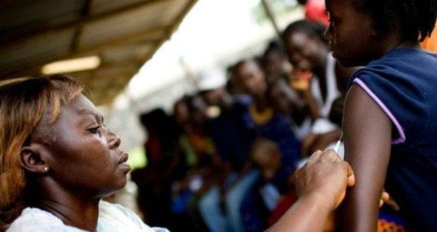 O percentual de pessoas vacinadas contra a febre amarela continua sendo baixo em muitas partes da África, apesar de a vacina ser quase 100% eficaz e relativamente barata.