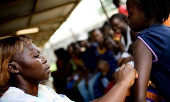 O percentual de pessoas vacinadas contra a febre amarela continua sendo baixo em muitas partes da África, apesar de a vacina ser quase 100% eficaz e relativamente barata.