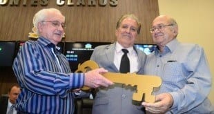 Montes Claros - O Vice-Prefeito "Ze Vicente" recebendo a chave das cidades das mãos do empresário Elias Siuffi e de Pedro Narciso -Foto: Fabio Marcal