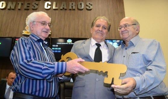 Montes Claros - O Vice-Prefeito "Ze Vicente" recebendo a chave das cidades das mãos do empresário Elias Siuffi e de Pedro Narciso -Foto: Fabio Marcal