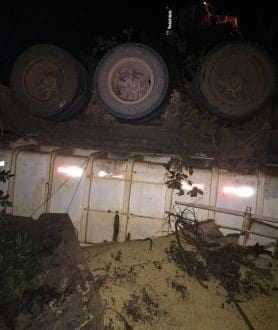 Norte de Minas - Caminhoneiro sofre acidente e morre ao desviar de buraco na BR-365 em Buritizeiro