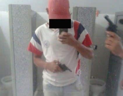 Norte de Minas - Alunos de escola estadual de Taioberas postam fotos com armas em um banheiro da escola