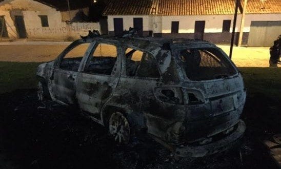 Norte de Minas - Viatura da PM é incendiada por dupla em Josenópolis