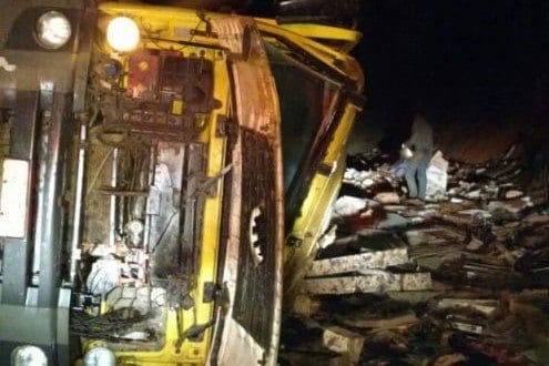 Norte de Minas - Acidente com caminhão deixa uma pessoa morta em Salinas - Caminhão tombou e teve a carga, de porcelanato, saqueada (Foto: Tenente Costa)