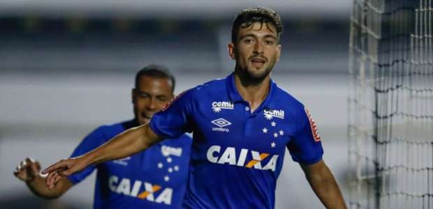 Arrascaeta celebra o segundo gol do Cruzeiro, o seu primeiro no jogo 