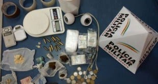 Montes Claros - Militares do 10º Batalhão apreendem substâncias semelhantes a drogas, munições e materiais utilizados pelo tráfico