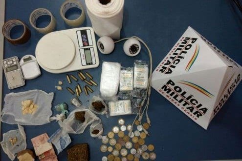 Montes Claros - Militares do 10º Batalhão apreendem substâncias semelhantes a drogas, munições e materiais utilizados pelo tráfico