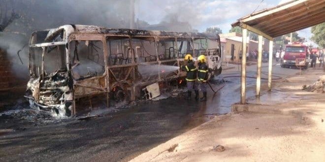 Montes Claros - Mais um ônibus coletivo é incendiado em Montes Claros - Foto: M. Miranda