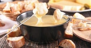 Gastronomia - Para um jantar romântico no Dia dos Namorados, aprenda a fazer fondue de queijo!
