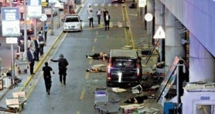 Terminal de Ataturk. Cenas de guerra na entrada do local: pessoas feridas foram levadas para as calçadas do lado de fora do aeroporto