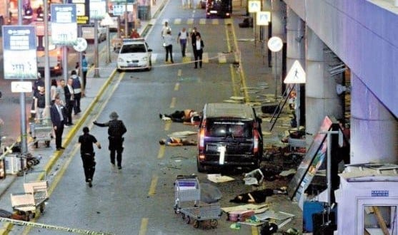 Terminal de Ataturk. Cenas de guerra na entrada do local: pessoas feridas foram levadas para as calçadas do lado de fora do aeroporto