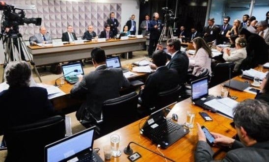 Se a Corte determinar, os senadores só podem ser mantidos presos após aprovação do Senado