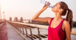 O cardiologista Mehmet C. Öz, do programa "The Dr. Oz Show" indica maneiras criativas para garantir a hidratação ao longo do dia