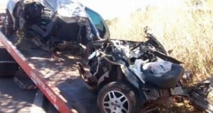 O veículo bateu em uma árvore e se partiu ao meio. Foto: Polícia Rodoviária Federal