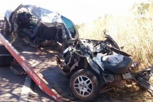 O veículo bateu em uma árvore e se partiu ao meio. Foto: Polícia Rodoviária Federal