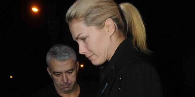 Ana Hickmann e o marido Alexandre Corrêa na saída da delegacia em BH