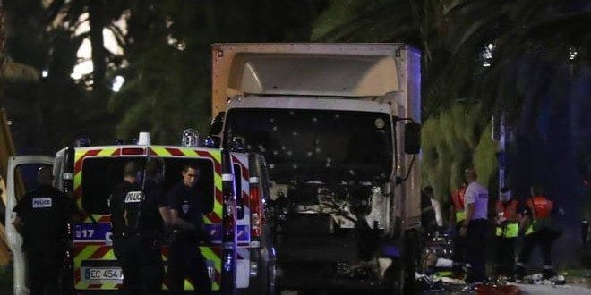 Caminhão atropela dezenas de pessoas durante festejo no sul da França