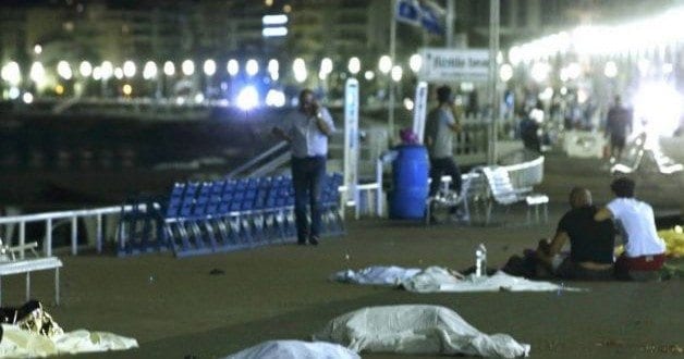 Caminhão atropela dezenas de pessoas durante festejo no sul da França