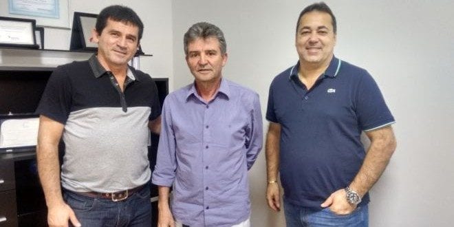 Cássio Murilo, com Kelington Mota e Edilson Torquato, durante reunião, na ACI