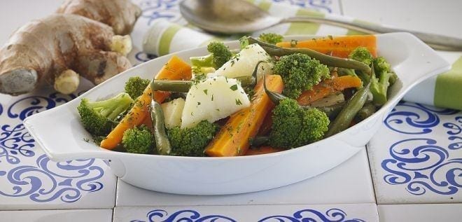 Legumes cozidos no vapor com gengibre