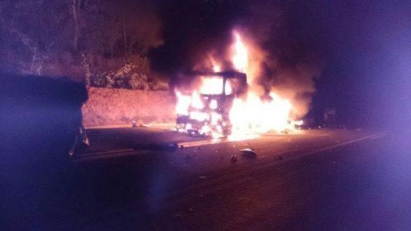 Norte de Minas - Carreta pega fogo após acidente envolvendo 03 veículos em Bocaiuva