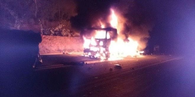 Norte de Minas - Carreta pega fogo após acidente envolvendo 03 veículos em Bocaiuva