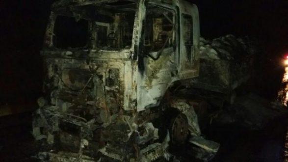 Norte de Minas - Carreta pega fogo após acidente envolvendo 03 veículos em Bocaiuva