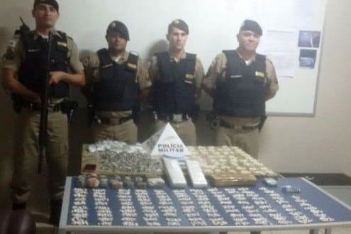 Montes Claros - Mulher de 27 anos é presa com grande quantidade de drogas no bairro Maracanã