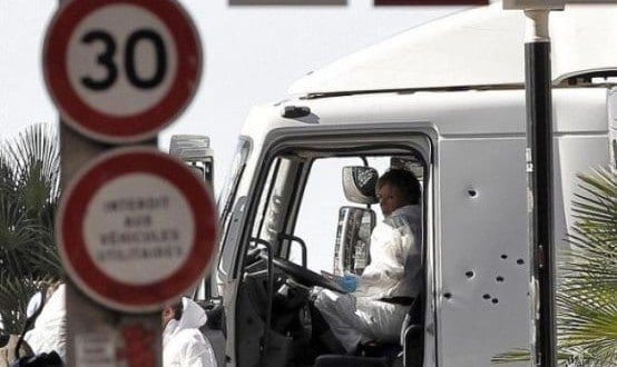 Policiais investigam a cabine do motorista do caminhão que se jogou sobre uma multidão de pessoas que comemoravam a data nacional da França, em Nice