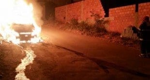 Montes Claros - Veículo de passeio pega fogo no bairro Monte Carmelo II - Foto: Corpo de Bomberios