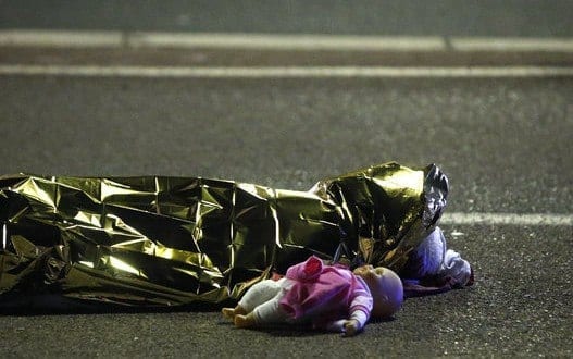 Caminhão atropela dezenas de pessoas durante festejo no sul da França