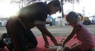 Enfermeiro Thiago Guimarães ensinando uma criança a reanimar - Foto: Samu Macro Norte