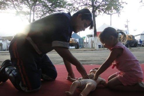 Enfermeiro Thiago Guimarães ensinando uma criança a reanimar - Foto: Samu Macro Norte