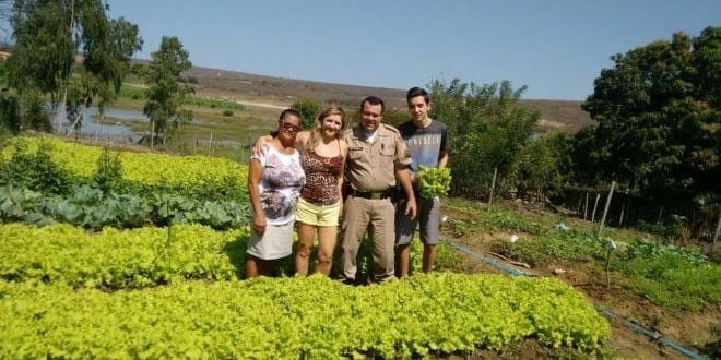 Norte de Minas - PMs fazem horta comunitária em quartel de Berizal para doar alimentos orgânicos a crianças carentes do município