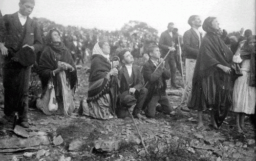 Em 1917, três pastores afirmaram ver a imagem da santa na Cova da Iria, a 2,5 km da cidade de Fátima