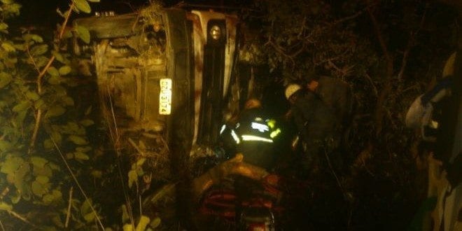 Norte de Minas - Caminhão tomba e motorista fica preso nas ferragens em Grão Mogol - Foto: Corpo de Bombeiros