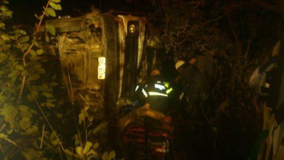 Norte de Minas - Caminhão tomba e motorista fica preso nas ferragens em Grão Mogol - Foto: Corpo de Bombeiros