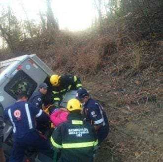 Montes Claros - Van que seguia de São Paulo para a Bahia tomba em Montes Claros - Foto: Corpo de Bombeiros.