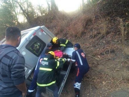 Montes Claros - Van que seguia de São Paulo para a Bahia tomba em Montes Claros - Foto: Corpo de Bombeiros