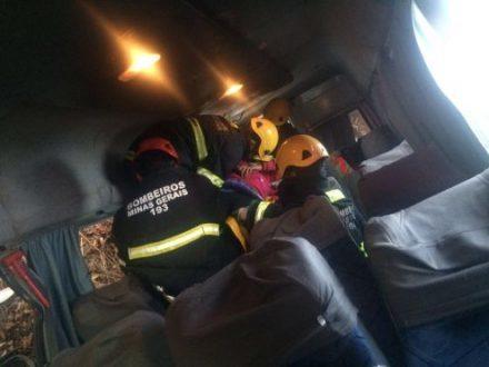 Montes Claros - Van que seguia de São Paulo para a Bahia tomba em Montes Claros - Foto: Corpo de Bombeiros.