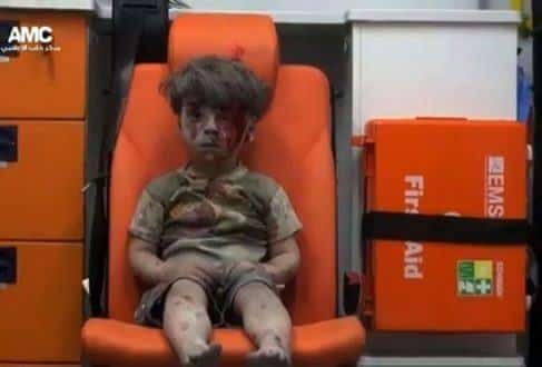 A foto de Omran, de 4 anos, foi tirada pouco depois do bombardeio contra o bairro rebelde de Qaterji