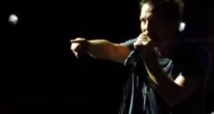 O músico Eddie Vedder, líder da banda "Pearl Jam" interrompeu seu show em Chicago na última semana para expulsar um fã que agredia uma mulher no público.