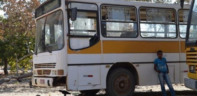Nas comunidades rurais de Bonito de Minas, no Norte de Minas, estudantes colocam a vida em risco devido à má qualidade do transporte escolar