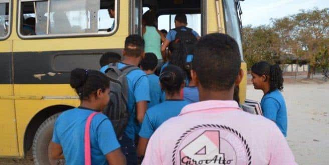 Professores e alunos têm grande repertório de histórias sobre os apuros enfrentados com o transporte escolar, que vão de pneus furado e falha mecânica, até incêndio do veículo por problemas elétricos
