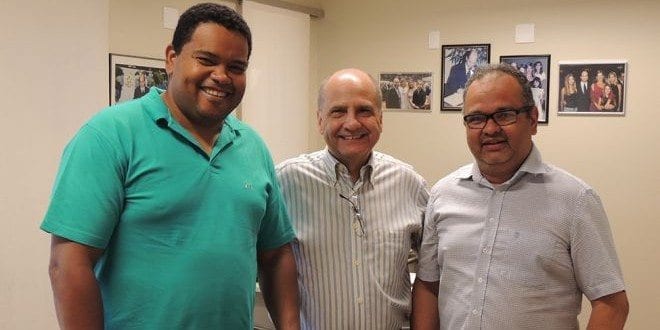 Os professora buscam apoio para solucionar a situação da greve na universidade, que está prestes a completar quatro meses