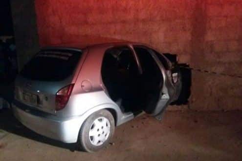 Com o impacto do acidente, o carro foi parar somente quando bateu contra um muro.